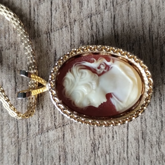 Vintage cameo silhouette necklace, gold color - Picture 5 of 5
